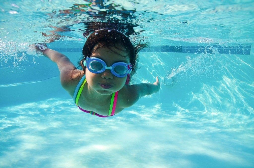 Niña demostrando natación autónoma subacuática en AquaCoral Yopal