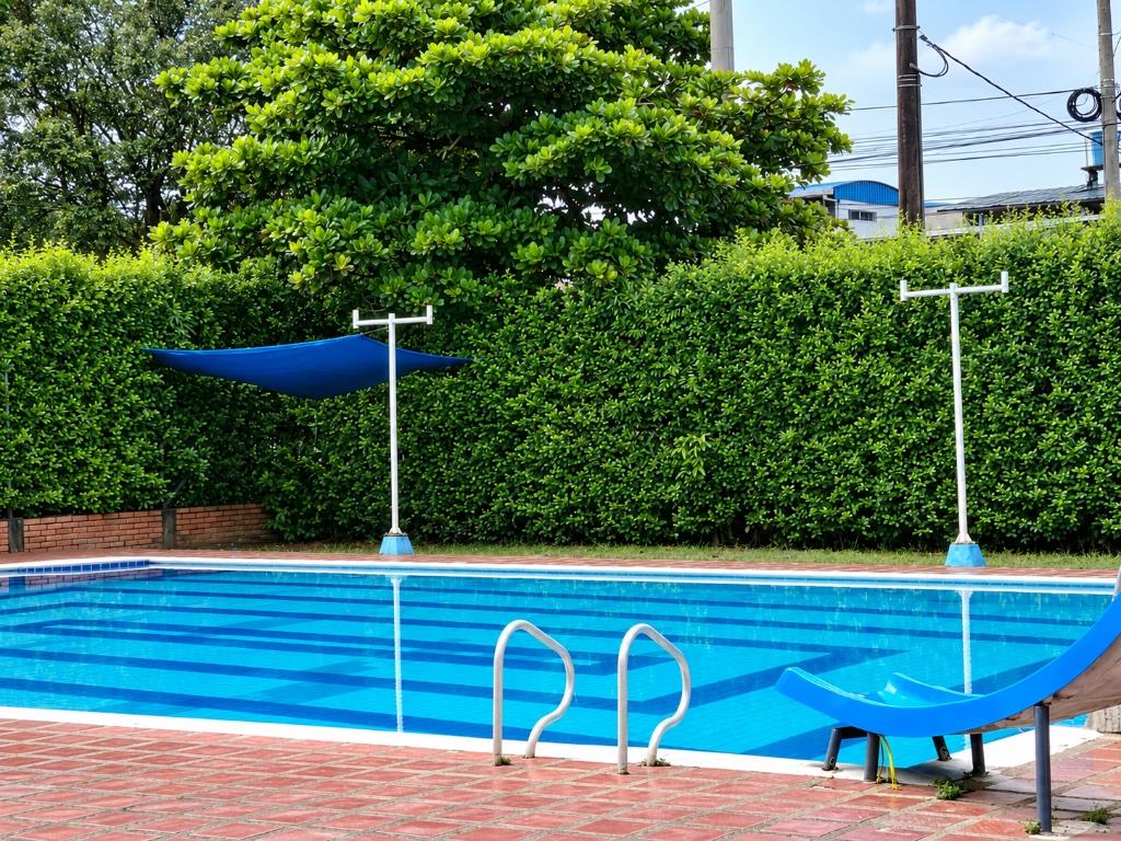 Piscina de condominio residencial en Yopal para clases de natación a domicilio